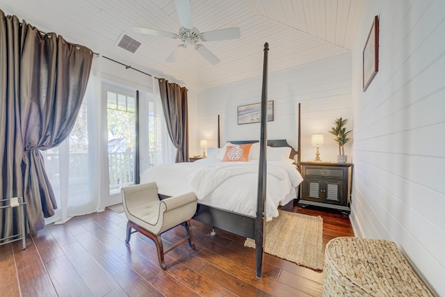 bedroom featuring dark wood-type flooring, visible vents, and ceiling fan