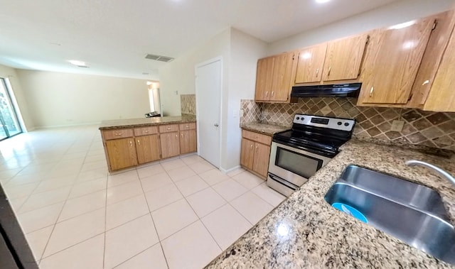 kitchen with visible vents, under cabinet range hood, a sink, stainless steel electric stove, and backsplash