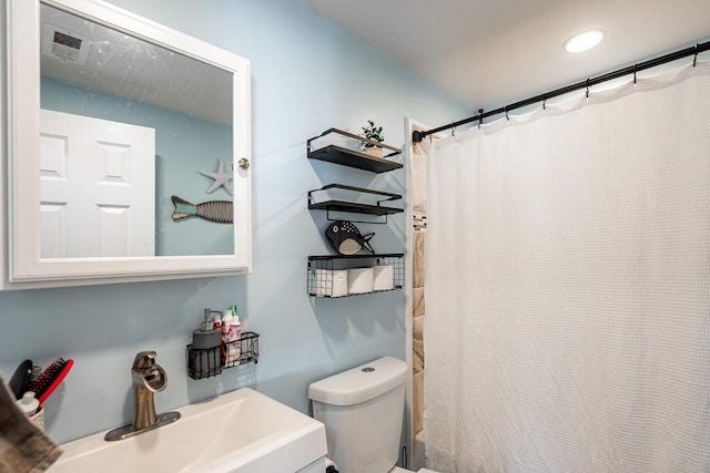 full bath with a sink, visible vents, a shower with curtain, and toilet