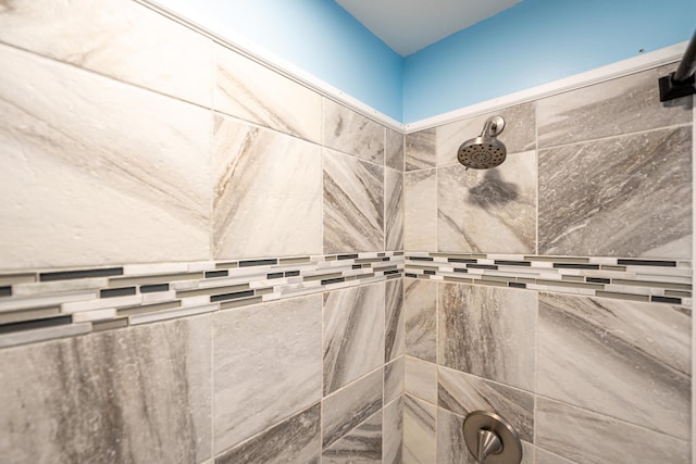 full bathroom featuring tiled shower