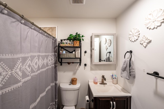 full bathroom featuring visible vents, toilet, vanity, and a shower with shower curtain