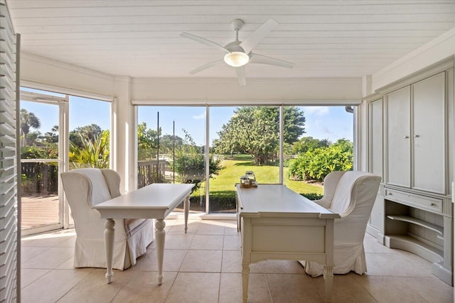 sunroom with ceiling fan