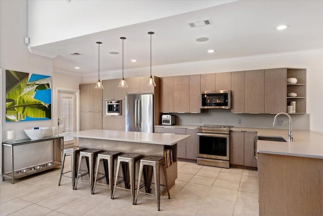 kitchen featuring visible vents, a sink, open shelves, a kitchen breakfast bar, and stainless steel appliances