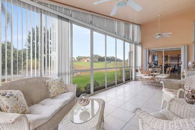 sunroom with ceiling fan