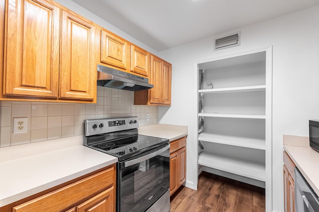 kitchen with visible vents, light countertops, under cabinet range hood, appliances with stainless steel finishes, and backsplash