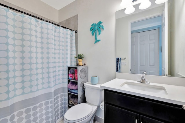 full bath featuring vanity, a shower with shower curtain, and toilet