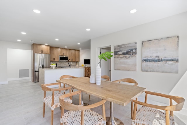 dining space with recessed lighting, visible vents, and baseboards