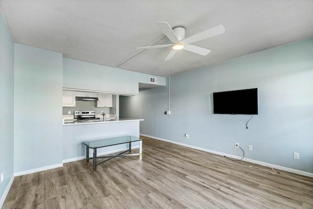 living area with light wood-style flooring, baseboards, visible vents, and ceiling fan