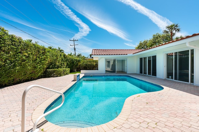 2601 NE 37th St, Fort Lauderdale, FL 33306 - view of swimming pool with a patio