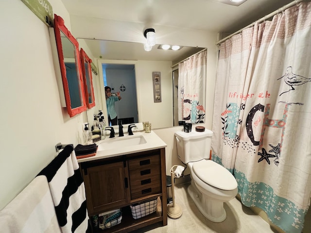 full bathroom featuring a shower with curtain, toilet, and vanity