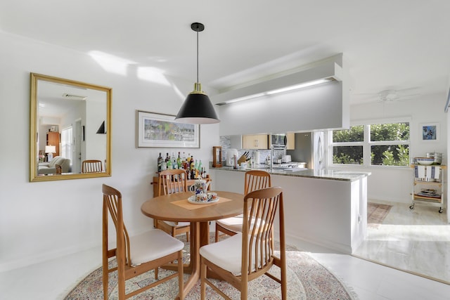 dining room with ceiling fan