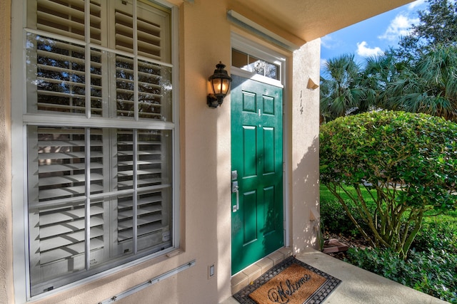 view of exterior entry with stucco siding