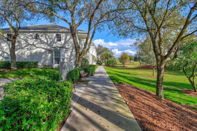 view of property's community featuring a lawn