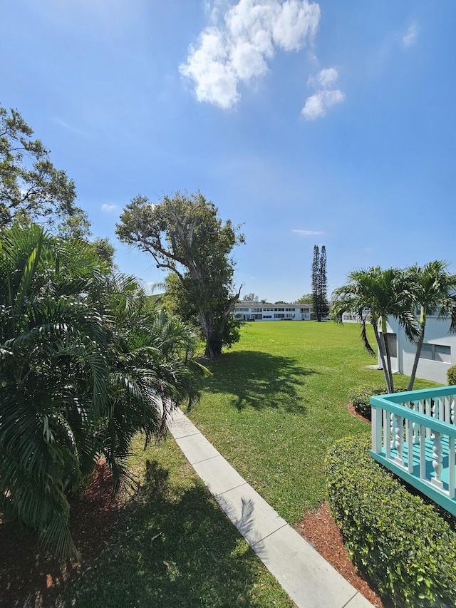 view of property's community featuring a lawn