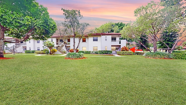 view of yard at dusk