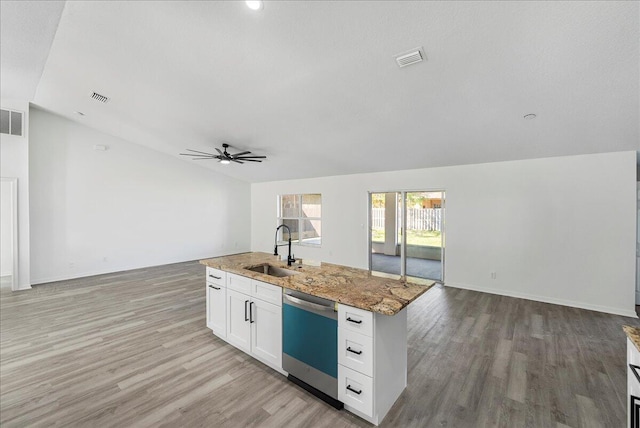 kitchen featuring visible vents, a sink, vaulted ceiling, dishwasher, and open floor plan