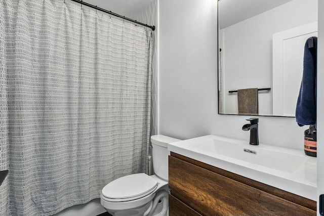 full bathroom featuring a shower with curtain, toilet, and vanity