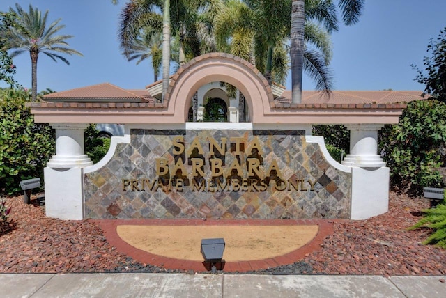 view of community / neighborhood sign