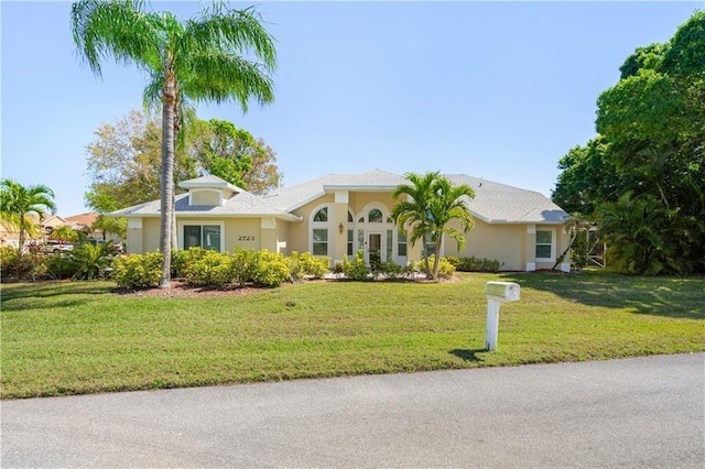 view of front of property featuring stucco siding and a front lawn