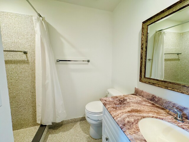 230 Normandy Ln E, Delray Beach, FL 33484 - full bath featuring toilet, tiled shower, vanity, and baseboards