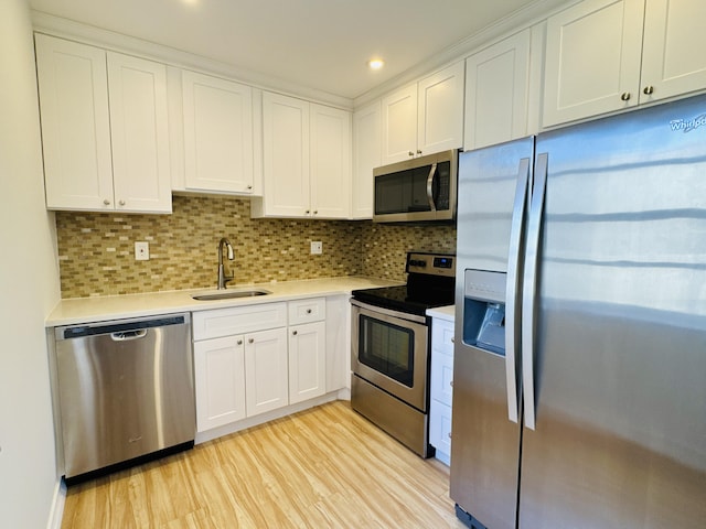 230 Normandy Ln E, Delray Beach, FL 33484 - kitchen with stainless steel appliances, a sink, light wood-type flooring, light countertops, and tasteful backsplash