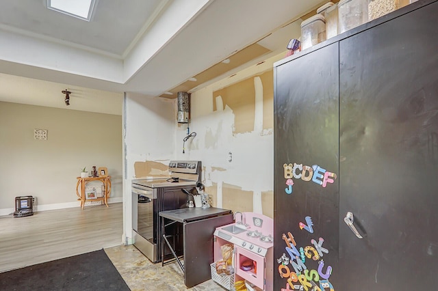 kitchen featuring electric stove and baseboards