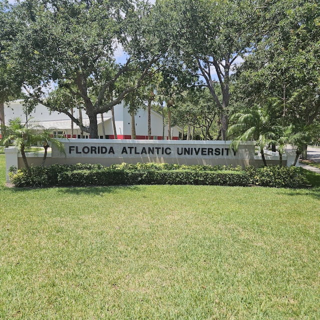 community sign with a yard