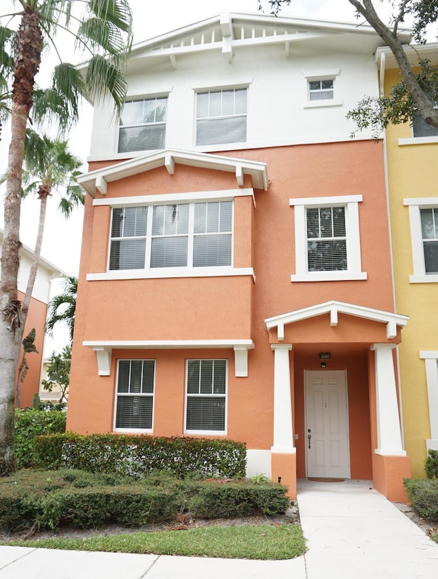 view of front facade featuring stucco siding