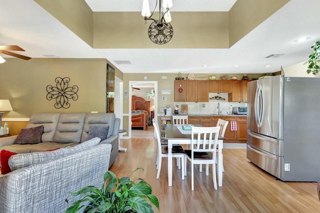 dining area with recessed lighting, light wood-type flooring, visible vents, and ceiling fan