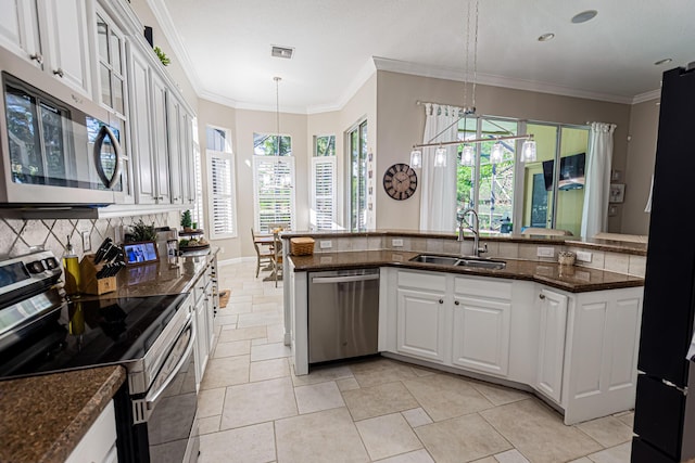 kitchen with visible vents, stainless steel appliances, crown molding, and a sink