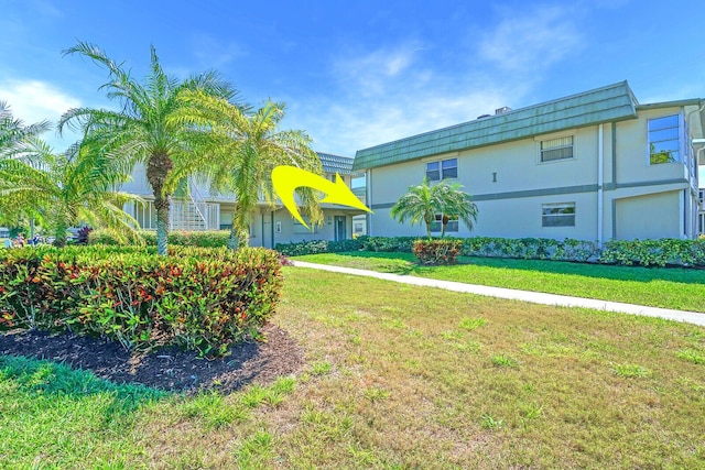 view of front of property with stucco siding and a front yard