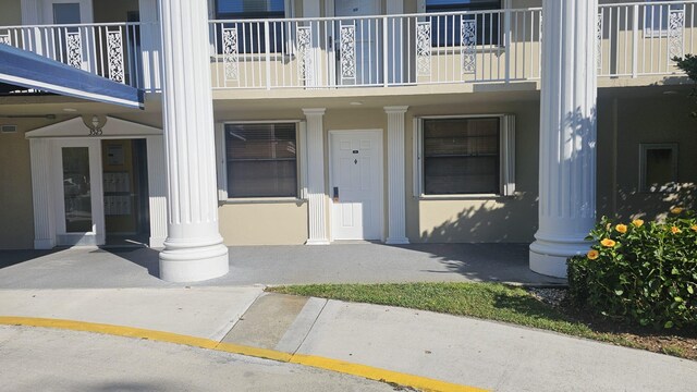 view of exterior entry featuring stucco siding