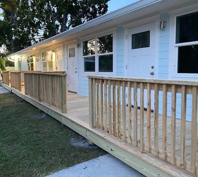 property entrance featuring a deck