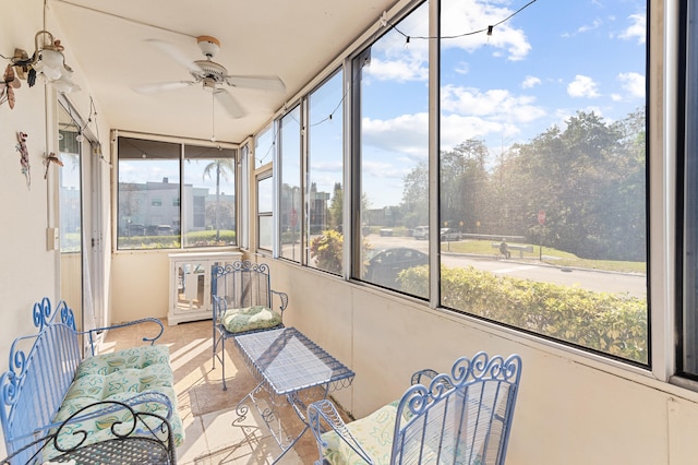 sunroom with ceiling fan