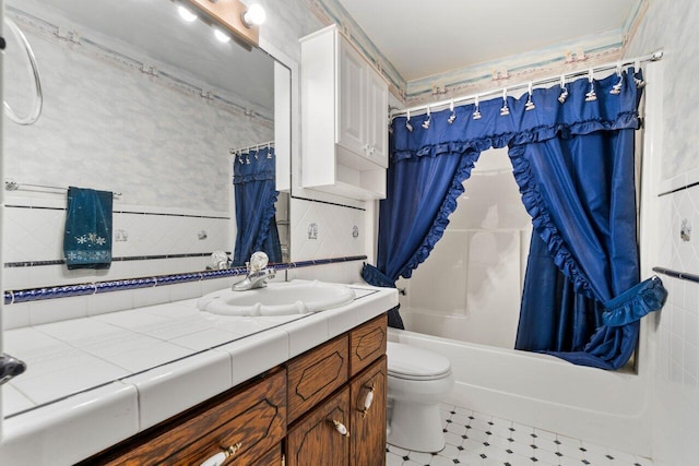 full bath featuring vanity, toilet, and shower / bath combo