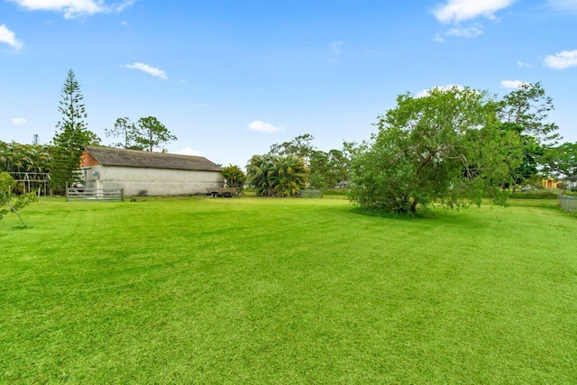 view of yard featuring an outdoor structure