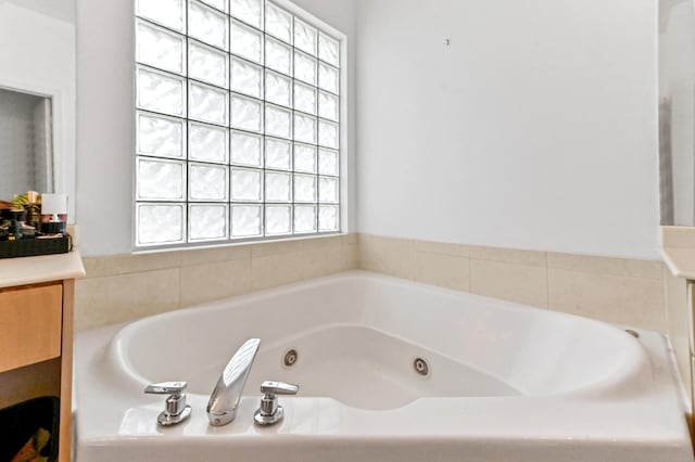 5822 Saddle Trail Ln, Lake Worth, FL 33449 - full bath featuring a whirlpool tub and vanity