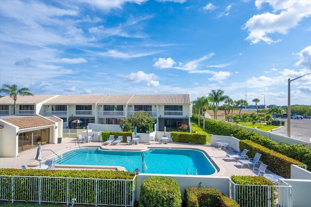 700 NE 20th Ln, Boynton Beach, FL 33435 - community pool with a patio area and fence