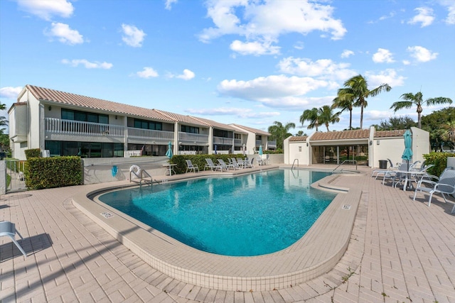 700 NE 20th Ln, Boynton Beach, FL 33435 - community pool with a patio