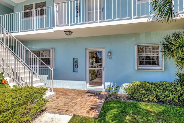 view of exterior entry with stucco siding