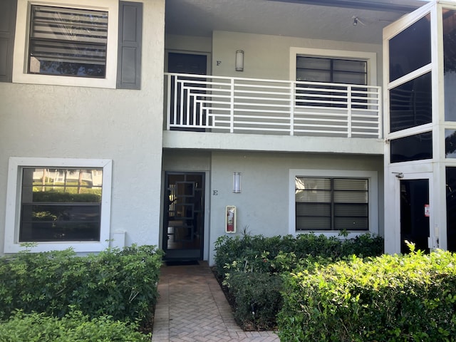 15 Southport Ln Unit E, Boynton Beach, FL 33436 - entrance to property with stucco siding and a balcony