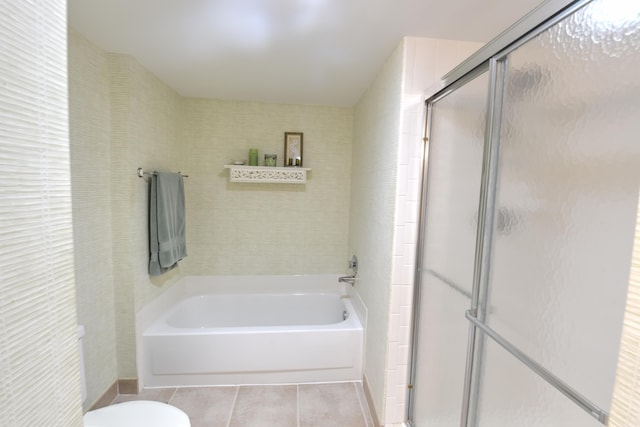 15 Southport Ln Unit E, Boynton Beach, FL 33436 - full bath featuring tile patterned floors, a garden tub, a stall shower, and toilet