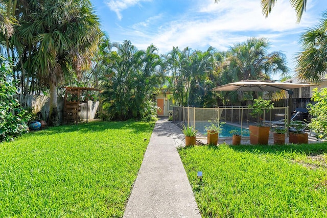 view of yard featuring fence and a fenced in pool