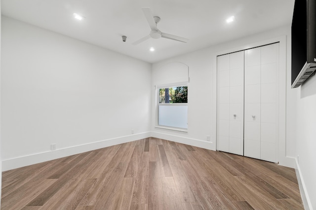 unfurnished bedroom featuring light wood finished floors, baseboards, ceiling fan, recessed lighting, and a closet