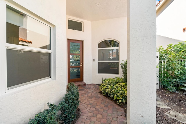 view of exterior entry with stucco siding