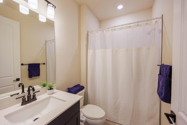 bathroom featuring recessed lighting, toilet, vanity, and a shower with curtain