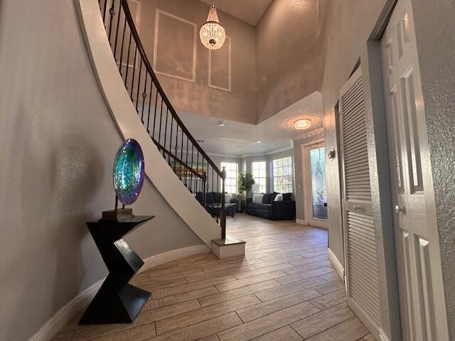 living room with light wood-type flooring, visible vents, ornamental molding, a ceiling fan, and recessed lighting