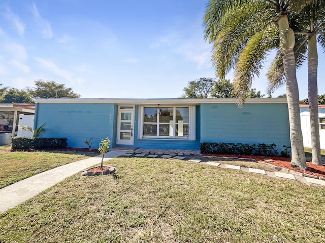 view of front of property featuring a front yard