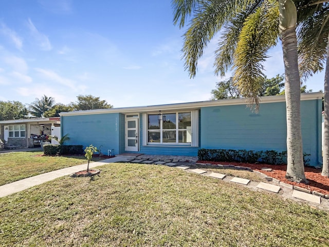 view of front facade featuring a front yard