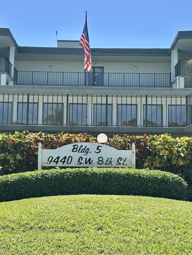 community / neighborhood sign with a yard